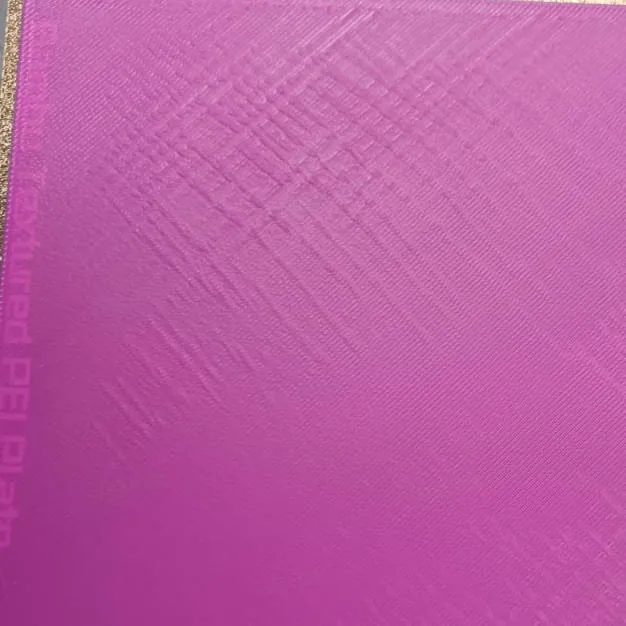 Superfície de peça impressa em 3D com padrão de linhas irregulares usada como amostra de defeito
