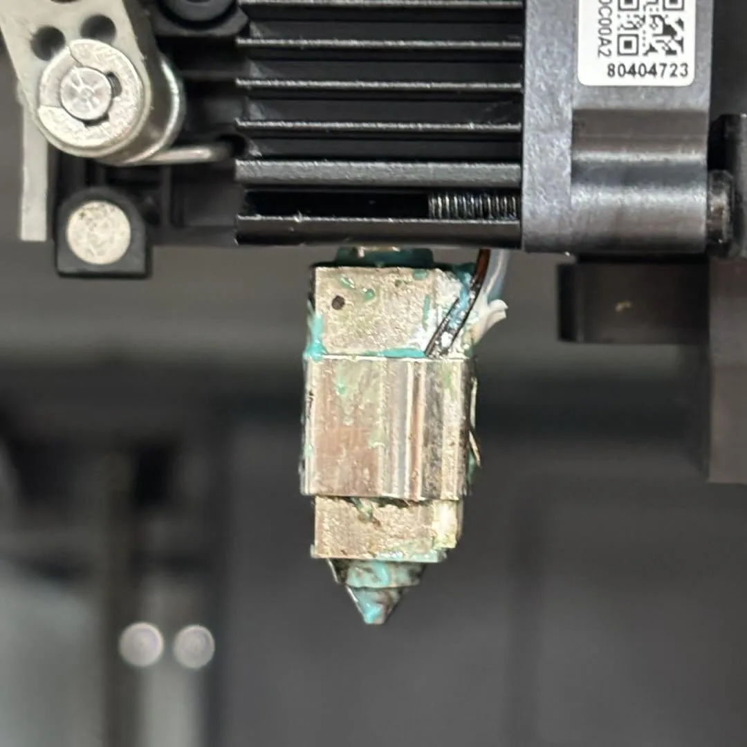 Hotend de impressora 3D com acúmulo de filamento derretido ao redor do bico