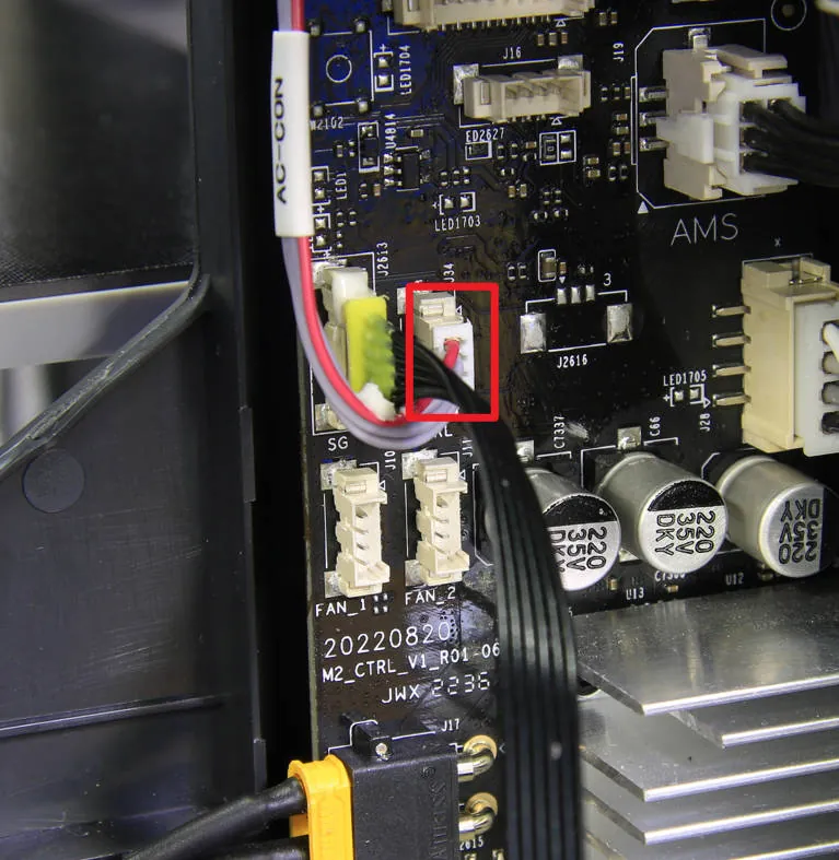 Conector do cabo de alimentação ligado à placa de controle de impressora 3D