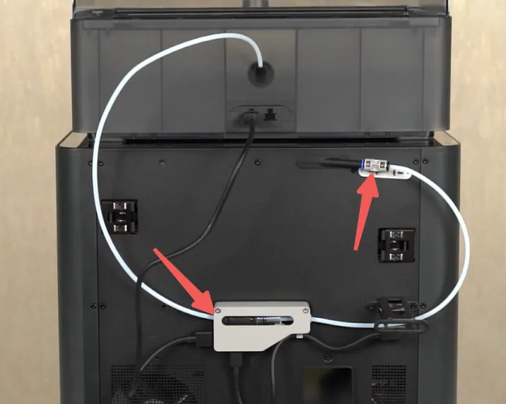 Conexões do tubo PTFE na traseira de impressora 3D fechada