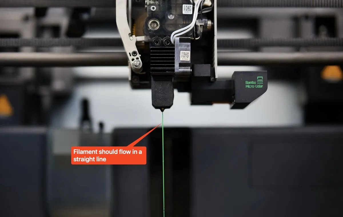 Bico de impressora 3D extrudando filamento em linha reta, sinal de fluxo normal