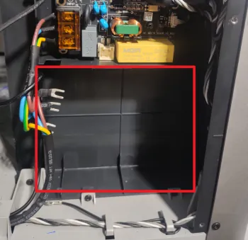 Localização da fonte de alimentação dentro da estrutura de uma impressora 3D