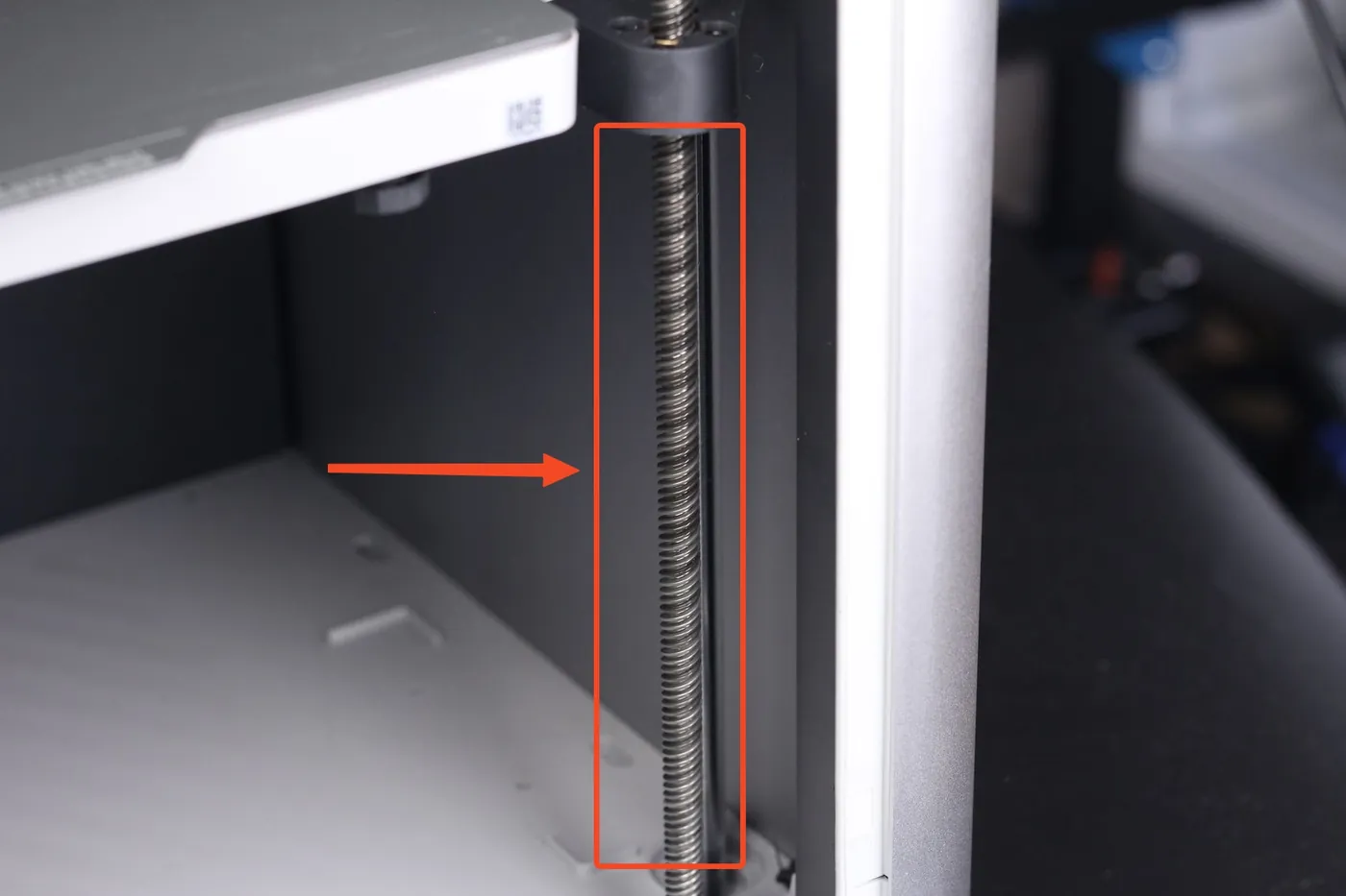Fuso do eixo Z de impressora 3D destacado para limpeza e lubrificação